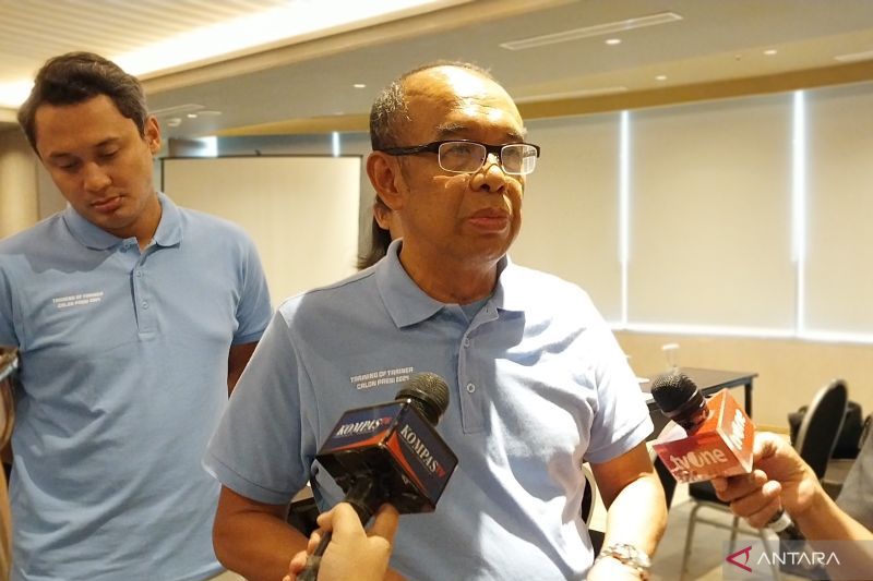 Ketua Umum IADO Gatot S Dewa Broto memberikan keterangan kepada awak media dalam acara konferensi pers "Pengumuman Hasil Seleksi Nasional Presi (Presenter Edukasi) Anti-Doping" di Jakarta, Jumat (30/8/2024). (ANTARA/Aloysius Lewokeda)