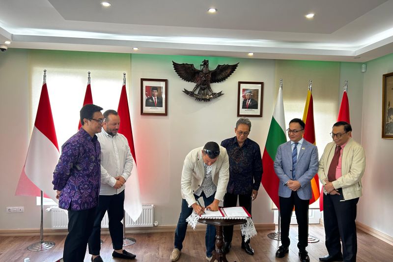 Penandatanganan MoU PT BDM dan Balkan Fortune disaksikan Duta Besar RI untuk Bulgaria merangkap Albania dan Makedonia Utara Iwan Bogananta (jas biru) di KBRI Sofia, Bulgaria, Sabtu (31/8). (ANTARA/HO-KBRI Sofia)
