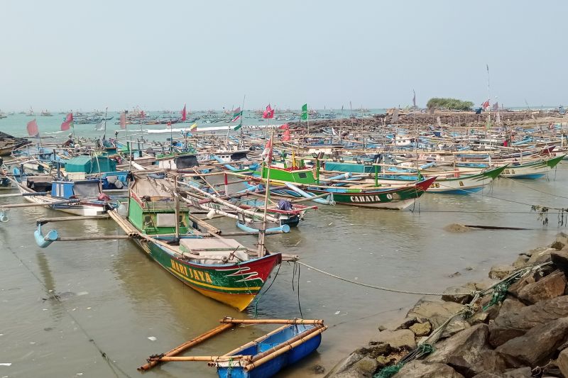 Nelayan perahu kecil di Perairan Selatan Banten dan Samudera Hindia kebanyakan tidak melaut akibat tinggi gelombang di perairan itu mencapai 4 meter.ANTARA/Mansur