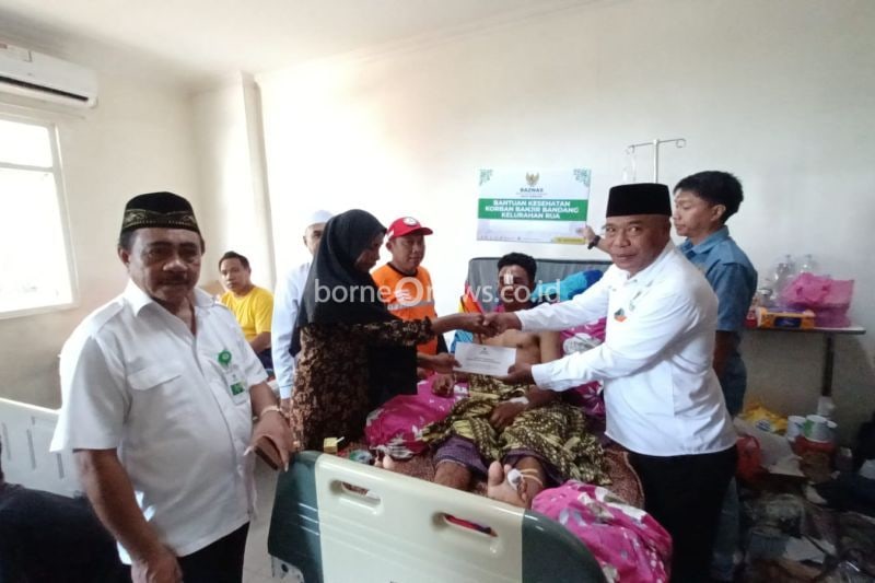 Baznas melalui Baznas Tanggap Bencana (BTB) membuka posko logistik ringan di lokasi bencana banjir bandang di Kelurahan Rua, Kecamatan Pulau Ternate, Kota Ternate, Sabtu (31/8/2024). ANTARA/Abdul Fatah (Abdul Fatah)