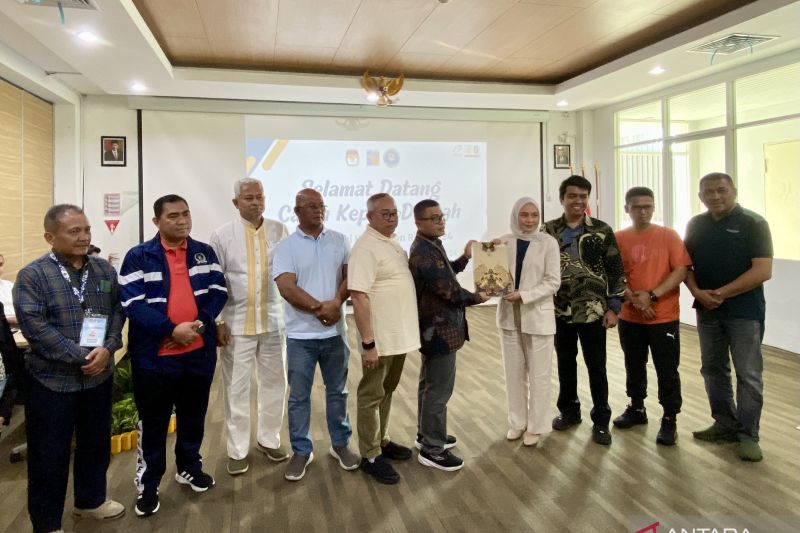 Ketua KPU Kabupaten Karimun Mardanus menyerahkan berkas kepada pihak RSBP Batam, bersama ketiga paslon di Batam, Sabtu. (ANTARA/Amandine Nadja)