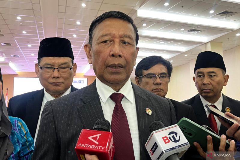 Ketua Dewan Pertimbangan Presiden (Wantimpres) Jenderal TNI (Purn) Wiranto memberikan keterangan kepada wartawan usai menghadiri Seminar Nasional Ikatan Doktor Alumni Universitas Jakarta (IKADA UNJ) bertajuk "Kepemimpinan Transformasional dalam Menyongsong Indonesia Emas 2045" di Jakarta, Sabtu (31/8/2024). ANTARA/Tri Meilani Ameliya