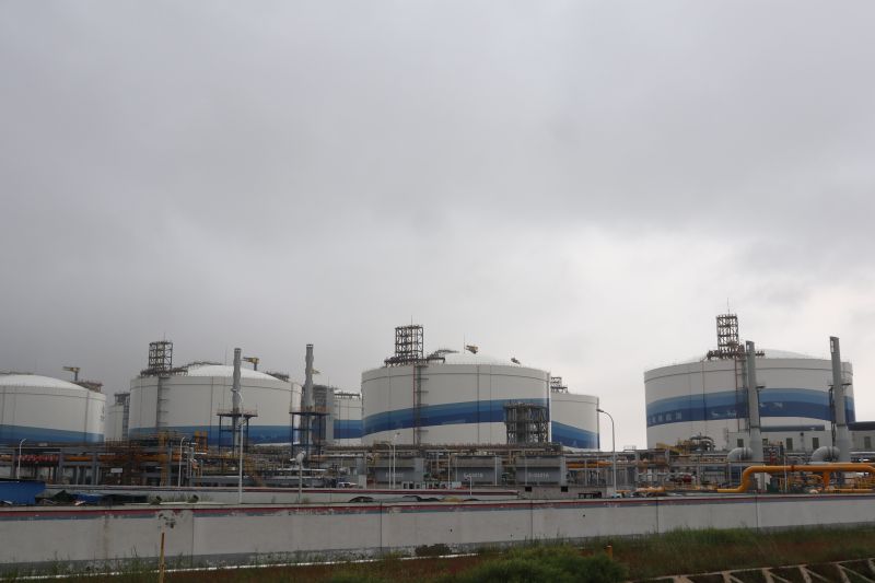 Tangki gas alam cair milik CNOOC Yancheng "Green Energy Port" di Yancheng Binhai Port Industrial Park, Distrik Yancheng, Provinsi Jiangsu, China pada 27 Agustus 2024. ANTARA/Desca Lidya Natalia