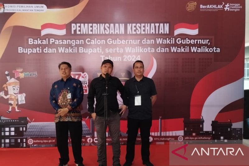 Ketua Komisi Pemilihan Umum Kota Palangka Raya, Kalimantan Tengah, Joko Anggoro (tengah) di RUSD Dr. Doris Sylvanus, Palangka Raya, Sabtu (31/8/2024). (ANTARA/Rendhik Andika)