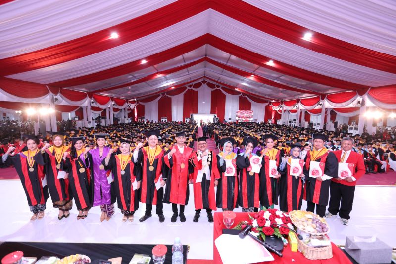Untag Surabaya Wisuda 1.818 Lulusan Siap Jadi Patriot Indonesia Emas