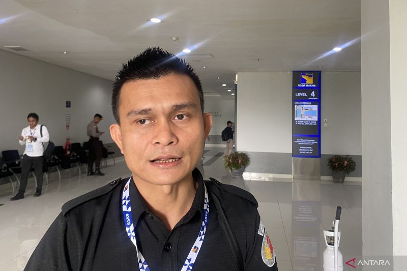 Ketua Bawaslu Kota Batam Antonius Gaho di RSBP Batam, Sabtu (31/8/2024). ANTARA/Amandine Nadja
