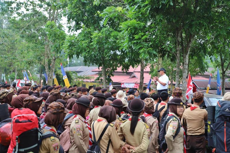 PJ bupati Lampung Barat Nukman saat melepas 150 anggota Pramuka menuju Krui Pesisir Barat. (ANTARA/HO/Kominfo Lampung Barat)