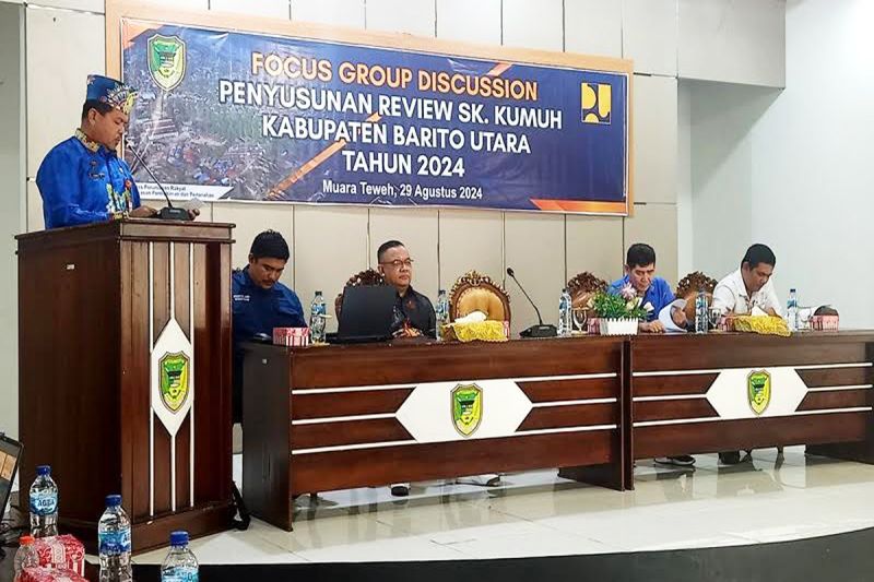 Asisten Perekonomian dan Pembangunan Setda Barito Utara Gazali membuka kegiatan FGD penyusunan Review SK Kumuh daerah setempat 2024 di Muara Teweh, Kamis (29/8/2024).ANTARA/Dokumen Pribadi