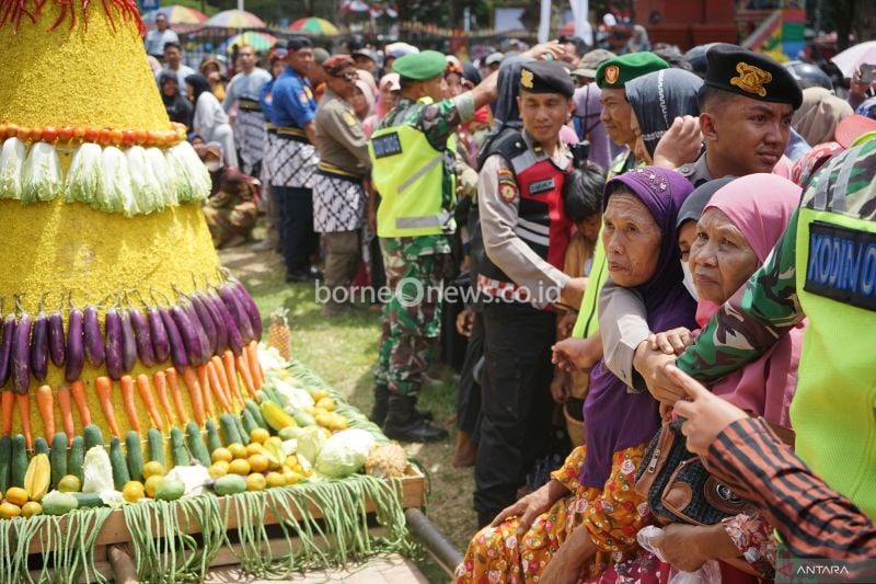 Warga mengantre jelang ritual purak tumpeng agung di pelataran pendopo Kabupaten Trenggalek, Jawa Timur, Sabtu (31/8/2024). Ritual purak tumpeng itu digelar di akhir rangkaian kirab budaya memperingati HUT Ke-830 Kabupaten Trenggalek. (ANTARA/Destyan Sujarwoko)