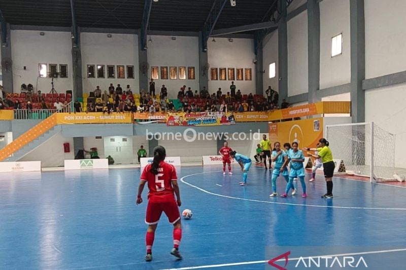 Tim futsal putri Sumut (biru) meraih kemenangan 2-1 atas Yogyakarta pada laga cabor futsal PON 2024 (ANTARA/Juraidi)