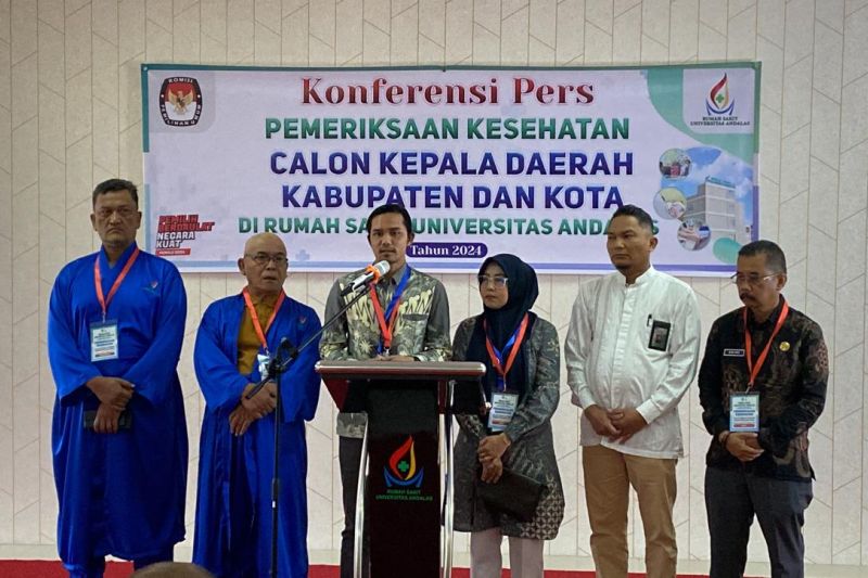Pasangan bakal calon bupati dan wakil bupati Pasaman Barat Yulianto-M Ihpan saat menjalani tes kesehatan dalam tahapan Pilkada 2024 di Rumah Sakit Universitas Andalas (Unand) Padang sejak Jumat (30/8). Antara/HO-KPU Pasaman Barat.