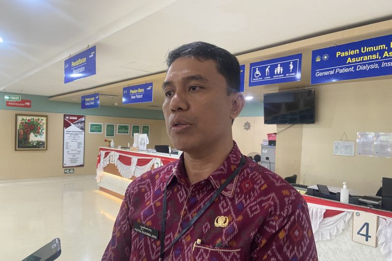 Direktur RSUD Bali Mandara I Gusti Ngurah Putra Dharma Jaya diwawancara terkait dengan pemeriksaan kesehatan calon peserta Pilkada Denpasar 2024 di Denpasar, Bali, Sabtu (31/8/2024). ANTARA/Ni Putu Putri Muliantari