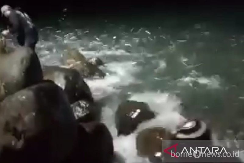 Nelayan di Pantai Jayanti, Kecamatan Cidaun, Cianjur, Jawa Barat, menangkap banyak ikan yang mendekati pantai saat musim kemarau. ANTARA/Ahmad Fikri