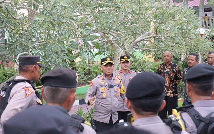 Puluhan Personel Polres Kobar Amankan Pemeriksaan Kesehatan Paslon Tiga Kabupaten