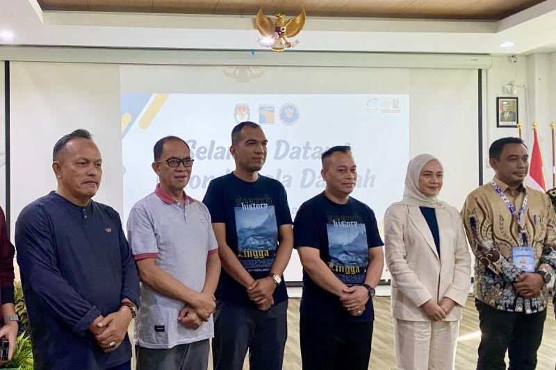 Ketua KPU Kabupaten Lingga Ardhi Auliya bersama Direktur RSBP Sri Rezeki Handayani serta dua bakal paslon Pilkada Lingga 2024 di RSBP Batam, Provinsi Kepulauan Riau, Sabtu (31/8/2024). ANTARA/Amandine Nadja
