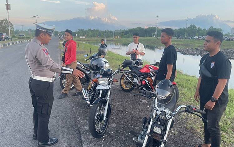 Satlantas Polresta Palangka Raya Edukasi Bahaya Balapan Liar di Area Bandara