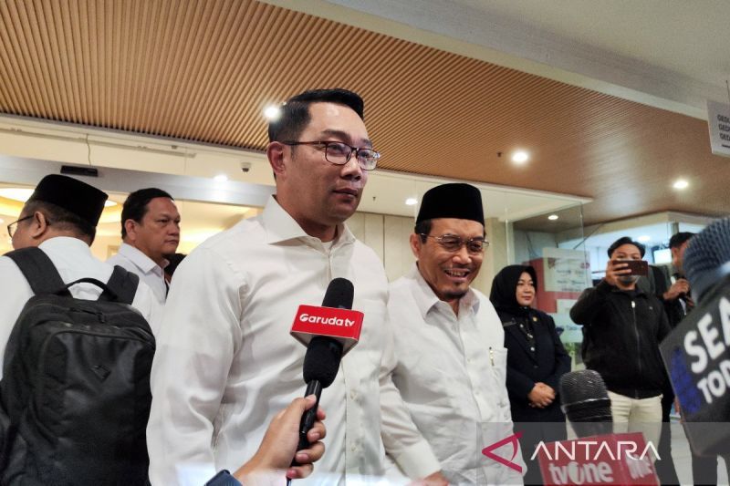 Pasangan Calon Gubernur dan Wakil Gubernur Daerah Khusus Jakarta Ridwan Kamil dan Suswono tiba di RSUD Tarakan, Jakarta Pusat, Sabtu (31/8/2024), sebelum menjalani pemeriksaan kesehatan. ANTARA/Mentari Dwi Gayati/am.