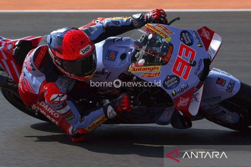 Pembalap Ducati Spanyol Marc Marquez melakukan tikungan pada sesi latihan bebas pertama MotoGP Moto Grand Prix Aragon di sirkuit Motorland di Alcaniz, Jumat (30/8/2024). ANTARA/AFP/Pierre-Philippe Marcou/am.