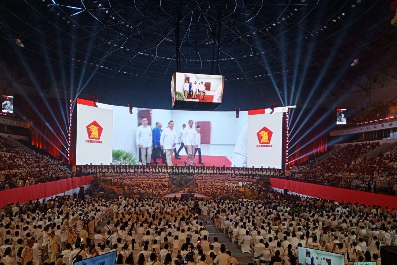 Presiden RI Joko Widodo ditemani Wakil Presiden Ma'ruf Amin dan Ketua Dewan Pembina sekaligus Ketua Umum Partai Gerindra Prabowo Subianto menghadiri Apel Kader Partai Gerindra di Indonesia Arena, Senayan, Jakarta, Sabtu (31/8/2024). ANTARA/Benardy Ferdiansyah