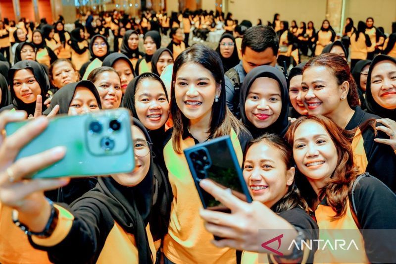 Ketua TP PKK Kota Medan Kahiyang Ayu (tengah) berswafoto pada Outbond Kader Dasawisma Kota Medan 2024 di Medan, Sabtu (31/8/2024). ANTARA/HO-Diskominfo Kota Medan