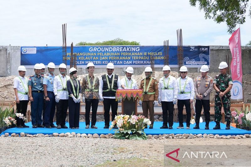 Menteri Kelautan dan Perikanan Sakti Wahyu Trenggono didampingi Pj Gubernur Aceh Safrizal ZA, Pj Wali Kota Sabang Andri Nourman, dan unsur Forkopimda saat groundbreaking pembangunan pelabuhan perikanan SKPT Ie Meulee, Sabang, Senin (26/8/2024). ANTARA/HO-Humas Pemprov Aceh