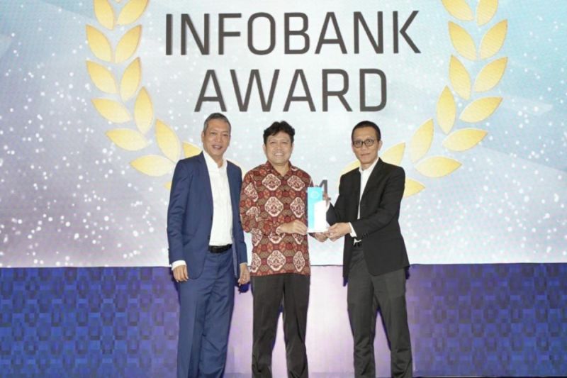 Bank Kalteng Terima Diamond Trophy Setelah 20 Tahun Berkinerja Positif