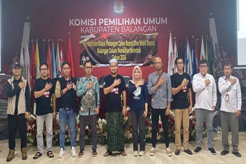 Anggota Komisi Pemilihan Umum (KPU) Kabupaten Balangan dan Badan Pengawas Pemilu (Bawaslu) Kabupaten Balangan foto bersama di sela-sela menunggu pasangan calon lain yang mendaftar ke KPU Kabupaten Balangan di Paringin, Kabupaten Balangan, Kalimantan Selatan, Jumat (30/8/2024). ANTARA/HO-KPU Balangan