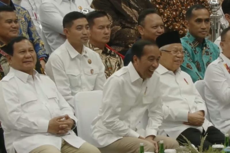 Presiden RI Joko Widodo tertawa pada acara Apel Akbar Kader Partai Gerindra di Indonesia Arena, Gelora Bung Karno, Jakarta, Sabtu (31/8/2024) malam. ANTARA/YouTube GerindraTV