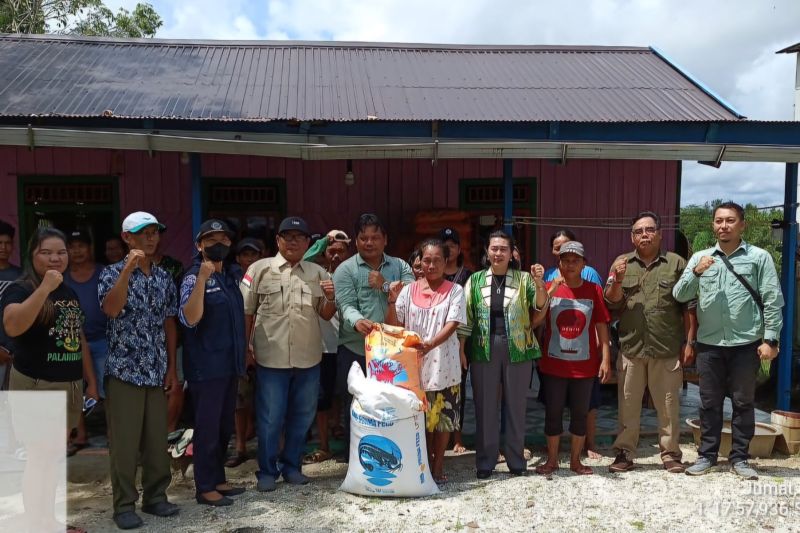 Foto dokumentasi Legislator Kabupaten Gumas Rayaniatie Djangkan menyaksikan penyaluran bantuan benih dan pakan ikan kepada Pokdakan Embung Pilang Munduk di Desa Pilang Munduk Kecamatan Kurun. (ANTARA/HO-DPKP Gumas)