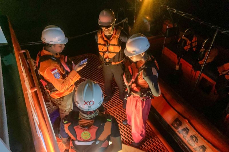 Sejumlah anggota Tim Basarnas Natuna diturunkan untuk mengevakuasi nelayan hanyut di perairan Ranai, Sabtu (31/8/2024). (ANTARA/HO-Basarnas Natuna)