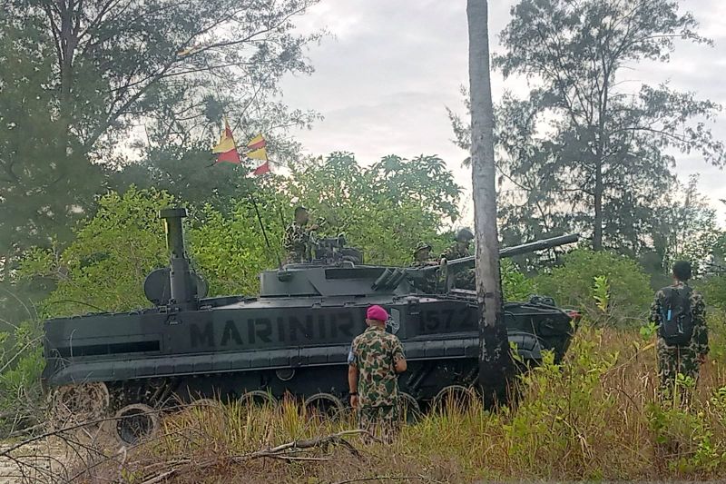 Latihan pendaratan amfibi Pasmar 1, Korps Marinir TNI AL di Pantai Tanjung Siantu, Sijuk, Kabupaten Belitung, Provinsi Kepulauan Bangka Belitung, Sabtu (31/8) (ANTARA/Kasmono/Apriliansyah)