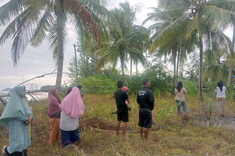 Masyarakat Sijuk, Kabupaten Belitung, Provinsi Kepulauan Bangka Belitung, menyaksikan secara langsung pelaksanaan Latihan Satuan Lanjutan II Aspek Laut prajurit Pasmar I, Korps Marinir TNI AL di pantai Tanjung Siantu, Sijuk, Belitung (ANTARA/Kasmono/Apriliansyah)