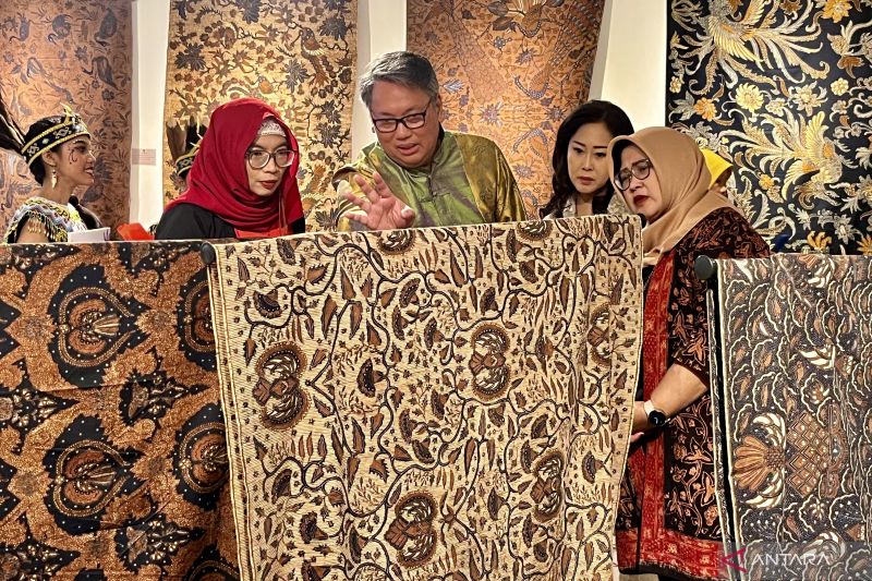 Kolektor sekaligus Seniman Batik Dave Tjoa (ketiga kanan) saat menjelaskan motif batik dalam Pameran Batik Kukila Khatulistiwa di Antara Heritage Center, Jakarta, Sabtu. (ANTARA/ Putri Hanifa)