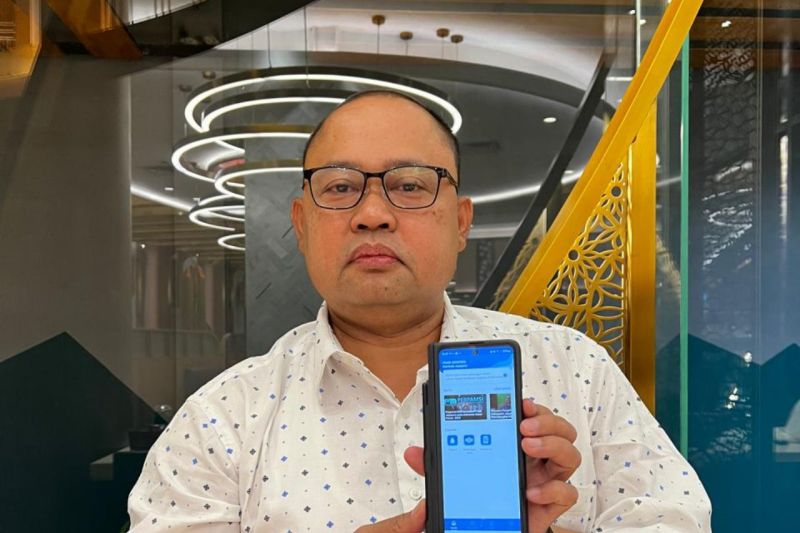 Direktur Utama PT Air Minum Jayapura Robongholo Nanwani Entis Sutisna saat menunjukkan aplikasi pembayaran secara daring (ANTARA/Ardiles Leloltery)