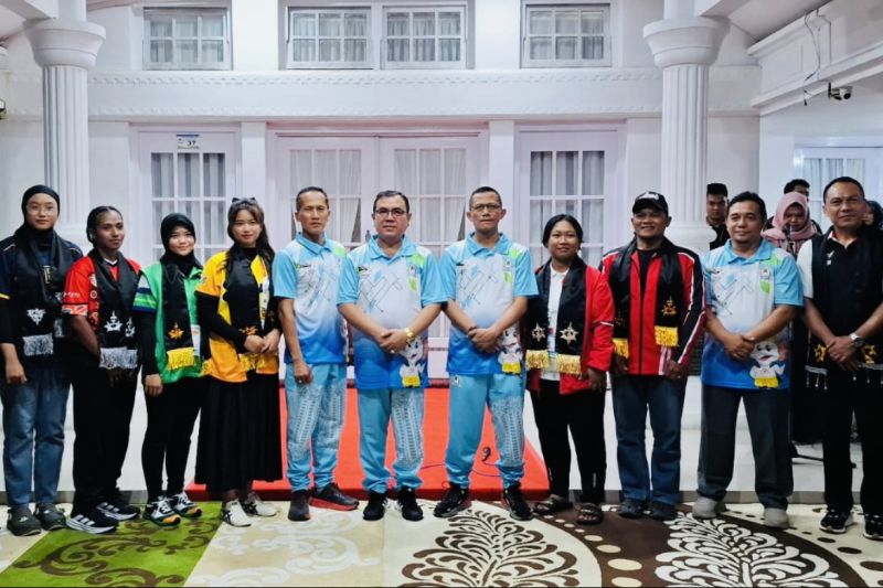 Pj Bupati Aceh Barat, Mahdi Efendi bersama unsur Forkompimda berswafoto bersama sejumlah atlet cabang olahraga Softball di Meuligo Bupati Aceh Barat di Meulaboh, Sabtu (31/8/2024). (ANTARA/HO)