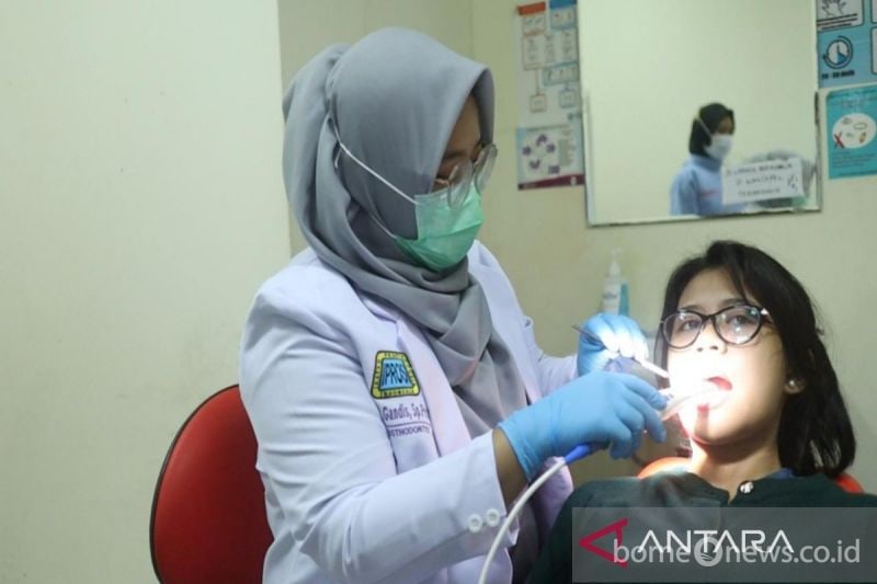 Seorang dokter memeriksa pasien terkait gangguan gigi di Rumah Sakit Daerah Idaman Kota Banjarbaru, Kalimantan Selatan, beberapa waktu lalu. ANTARA/HO-RSD Idaman Kota Banjarbaru
