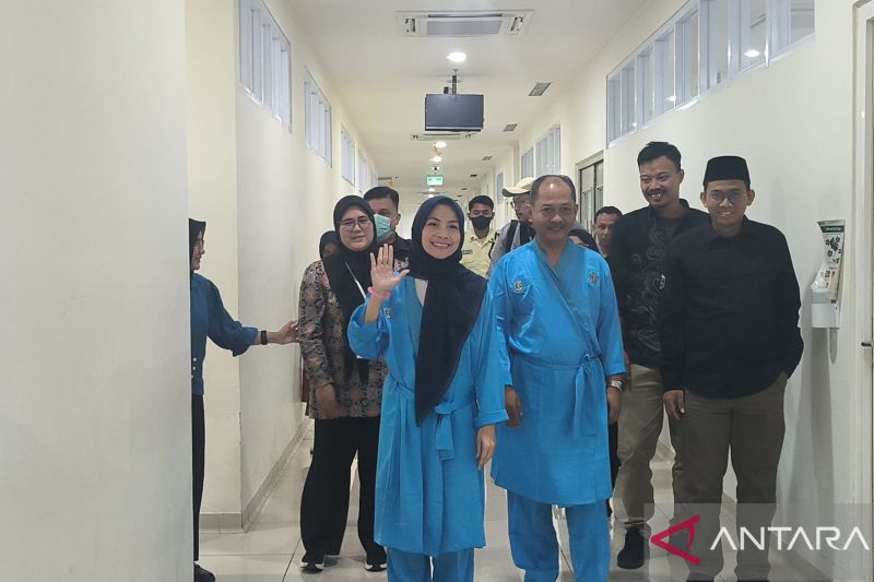 Bakal pasangan calon bupati dan wakil bupati Kabupaten Serang, Ratu Rachmatu Zakiyah-Najib Hamas usai menjalani pemeriksaan kesehatan di RSUD Banten, Serang, Sabtu (31/8/2024). (ANTARA/Devi Nindy)