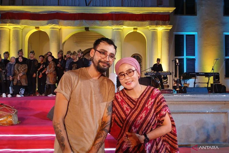 Pelaku Budaya Topeng Losari, kesenian asal Cirebon, Jawa Barat, Nur Anani M Irman (kiri), bersama peserta asal Kolombia, Jose Arturo Kadiono Melina (kanan) ditemui usai pagelaran hasil residensi budaya Kemendikburistek 2024 di Taman Fatahillah, Kota Tua, Sabtu (31/8/2024) malam. (ANTARA/Lintang Budiyanti Prameswari)