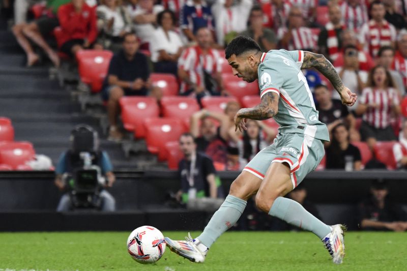 Pemain depan Atletico Madrid asal Argentina Angel Correa #10 menggiring bola saat pertandingan Liga Spanyol kontra Athletic Bilbao di San Mames stadium, Bilbao, Sabtu 31/8/2024. (Photo by ANDER GILLENEA / AFP) (AFP/ANDER GILLENEA)