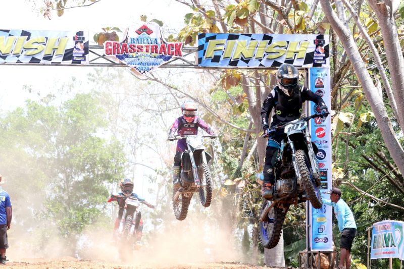 Ratusan crosser saat menunjukkan kemampuannya di Kejuaraan Open Grasstrack Sukabumi Ngabumi 2024 yang diselenggarakan di Sirkuit DTX Manangel, Palabuhanratu, Kabupaten Sukabumi, Jawa Barat pada Sabtu, (31/8/2024). ANTARA/HO/Dokpim Kabupaten Sukabumui