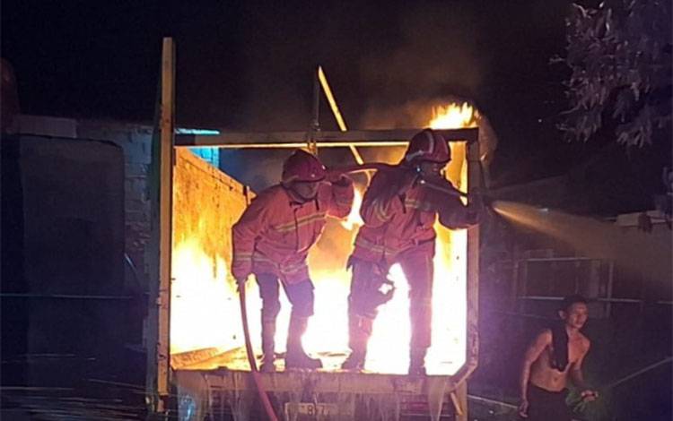 Korsleting Sebabkan Truk Terbakar di Sampit