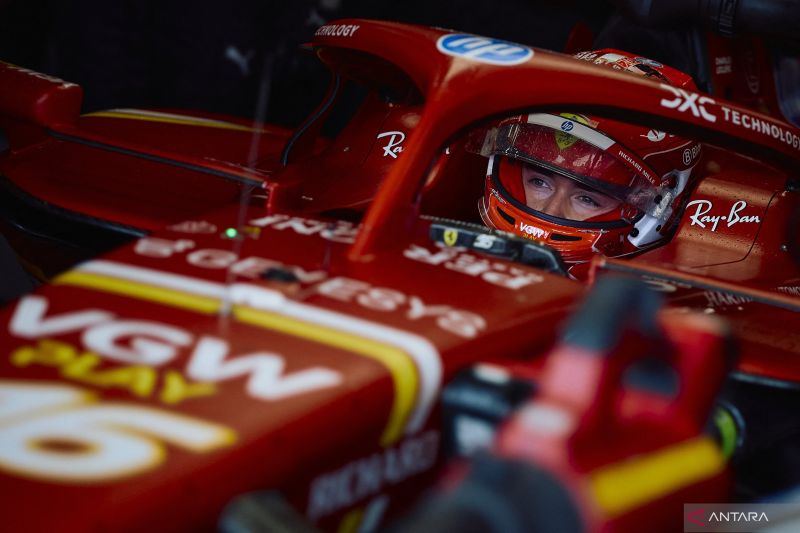 Pembalap Ferrari asal Monegasque Charles Leclerc menunggu untuk mengikuti sesi latihan ketiga jelang Grand Prix Formula Satu Inggris di sirkuit balap motor Silverstone di Silverstone, Inggris tengah, pada Sabtu (6/7/2024). (ANTARA/AFP/Benjamin Cremel)