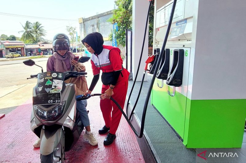 Penyaluran BBM jenis Pertamax ke masyarakat pelanggan Pertamina di SPBU Kota Bengkulu. ANTARA/Boyke Ledy Watra