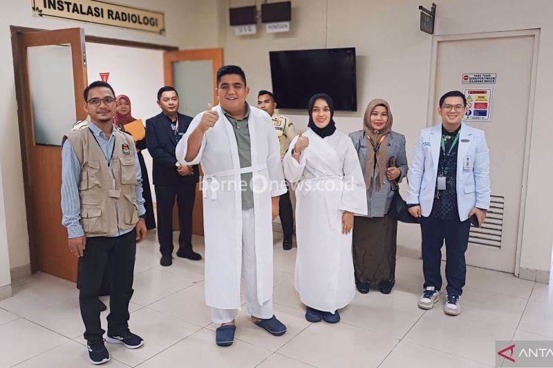 Pasangan calon (Paslon) Bupati dan Wakil Bupati Bintan Roby Kurniawan dan Deby Maryanti bersiap menjalani pemeriksaan kesehatan di RSUD Raja Ahmad Tabib Kepri di Kota Tanjungpinang, Minggu (1/9/2024). ANTARA/Ogen