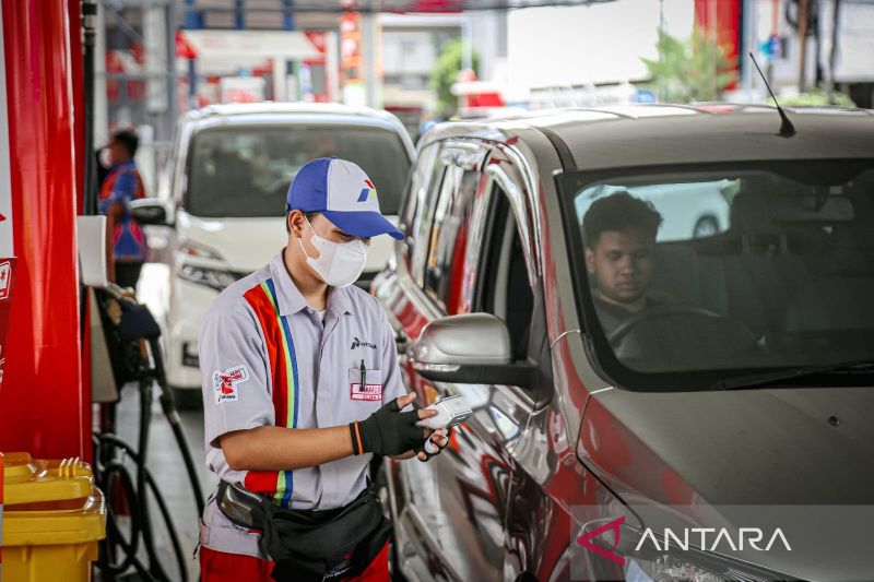 Arsip foto - Petugas melayani konsumen membeli BBM di salah satu SPBU di Denpasar, Bali, Sabtu (10/8/2024) ANTARA/HO-Pertamina Patra Niaga