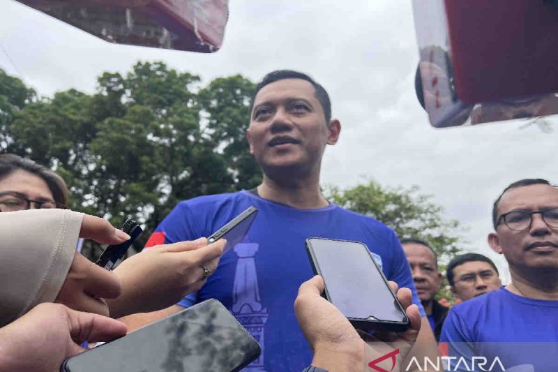 Menteri Agraria dan Tata Ruang (ATR)/Kepala Badan Pertanahan Nasional (BPN) Agus Harimurti Yudhoyono menjawab pertanyaan awak media di sela menghadiri Fun Run Kapti-Agraria, di Yogyakarta, Minggu (1/9/2024). ANTARA/Harianto