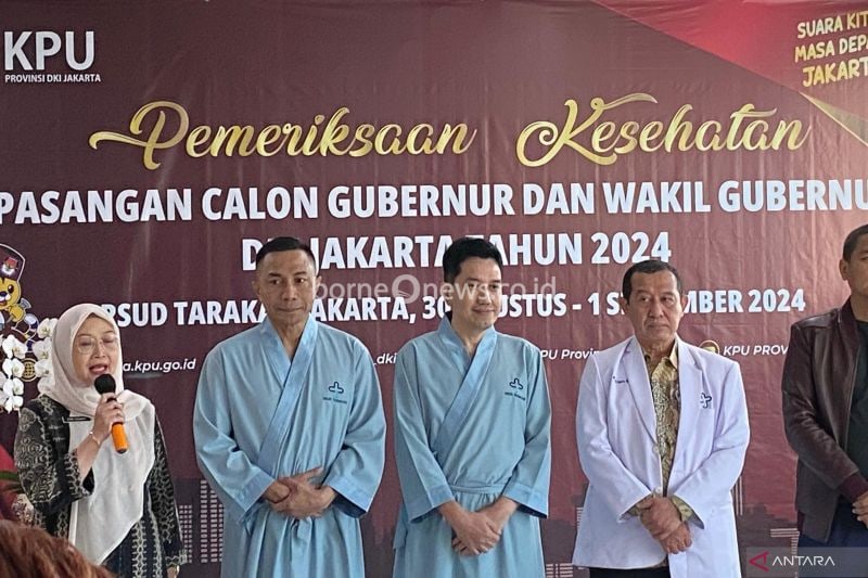 Calon Gubernur dan Calon Wakil Gubernur DKI Jakarta Dharma Pongrekun-Kun Wardana mengenakan baju medis di RSUD Tarakan, Jakarta, Minggu (1/9/2024). ANTARA/Luthfia Miranda Putri.