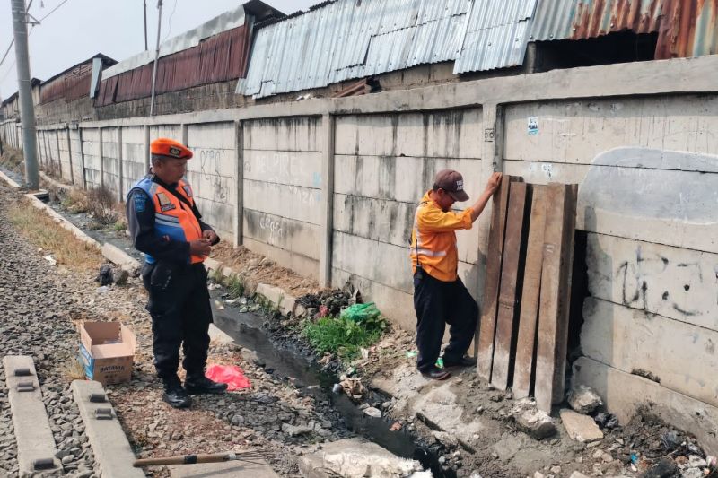 KAI Perkuat Pagar Pembatas untuk Keselamatan di Bekasi