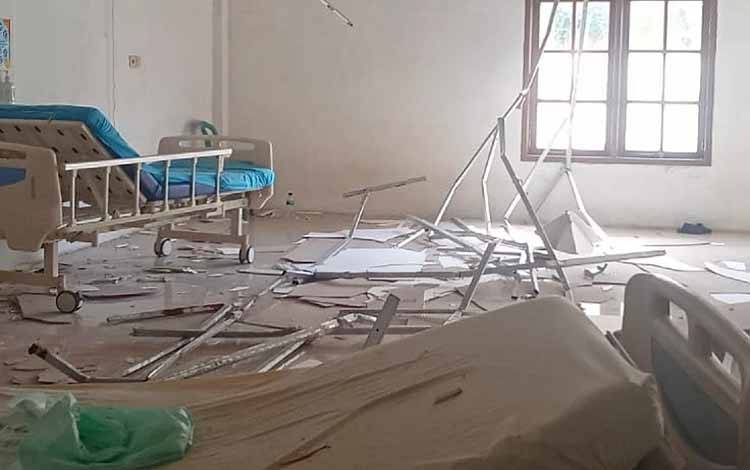 Plafon Ruang Kelas III RSUD Tamiang Layang Tiba-tiba Runtuh