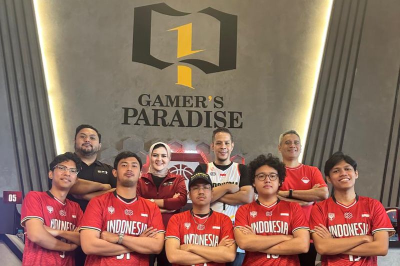 Tim e-basketball Indonesia bersama Sekjen PP Perbasi Nirmala Dewi (atas, kedua kiri) dalam kegiatan E-Basketball Championship 2024 di Jakarta, Sabtu (31/8). ANTARA/HO-IBL